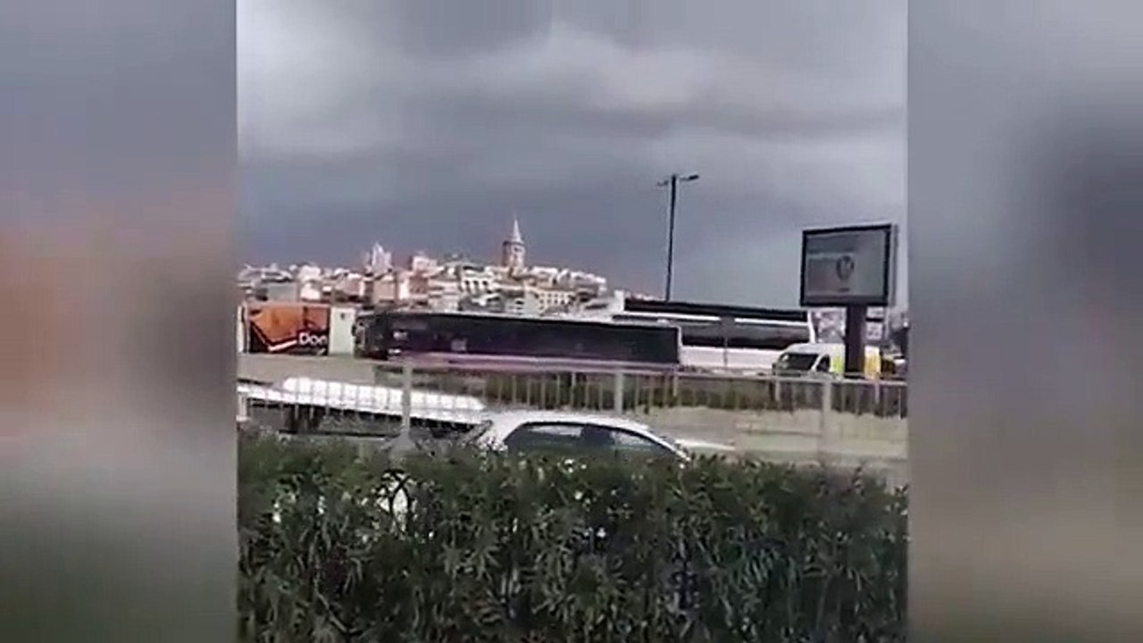 CHP seçim otobüsü, tanzim çadırı önünde Barış Mançonun Domates, biber, patlıcan şarkısını çaldı