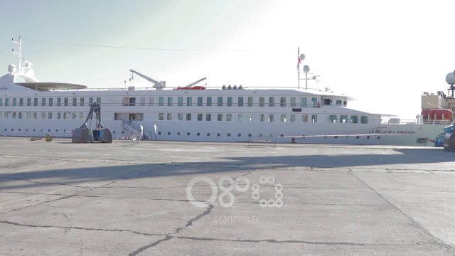 Ora News - Durrësi hap sezonin turistik, mbërrin kroçera me 134 turistë