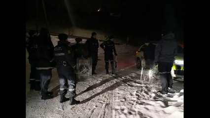 Des policiers font de la luge avec leurs boucliers antiémeute