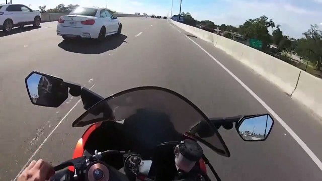 Le conducteur d’une BMW veut faire la course avec une moto sur l’autoroute mais ça finit mal