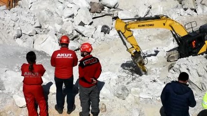 Heyelanda Kaya Parçaları Altında Kalan Üçüncü İşçinin Cenazesi Çıkarıldı