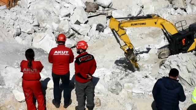 Heyelanda Kaya Parçaları Altında Kalan Üçüncü İşçinin Cenazesi Çıkarıldı