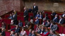Le député Sébastien Nadot brandit une banderole 