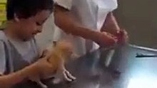 A reação de um menino ao descobrir como se vê a temperatura de um cão
