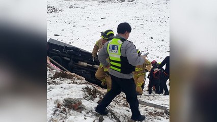 눈길 미끄러져 화물차 추락...운전자 부상 / YTN