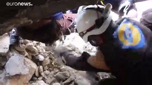 شاهد: عناصر الخوذ البيض ينقذون جروا من تحت الأنقاض