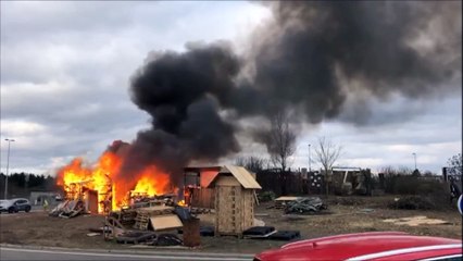 Sarreguemines : rond-point des Gilets jaunes en feu