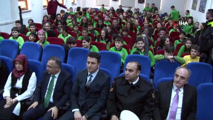 Vali öğrencilere bağlama dağıttı