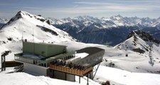 İsviçre Alpleri'nde Bulunan Kayak Merkezinde Çığ Düştü! Çok Sayıda Kişi Kar Altında Kaldı
