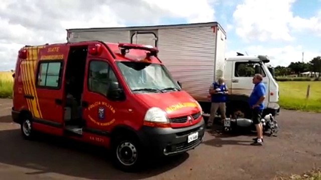 Jovem tem suspeita de fratura após colisão com moto e caminhão