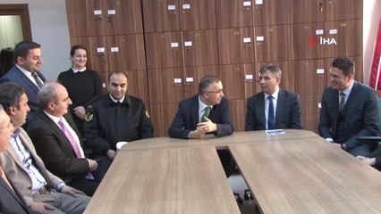 Vali Öğrencilere Bağlama Dağıttı