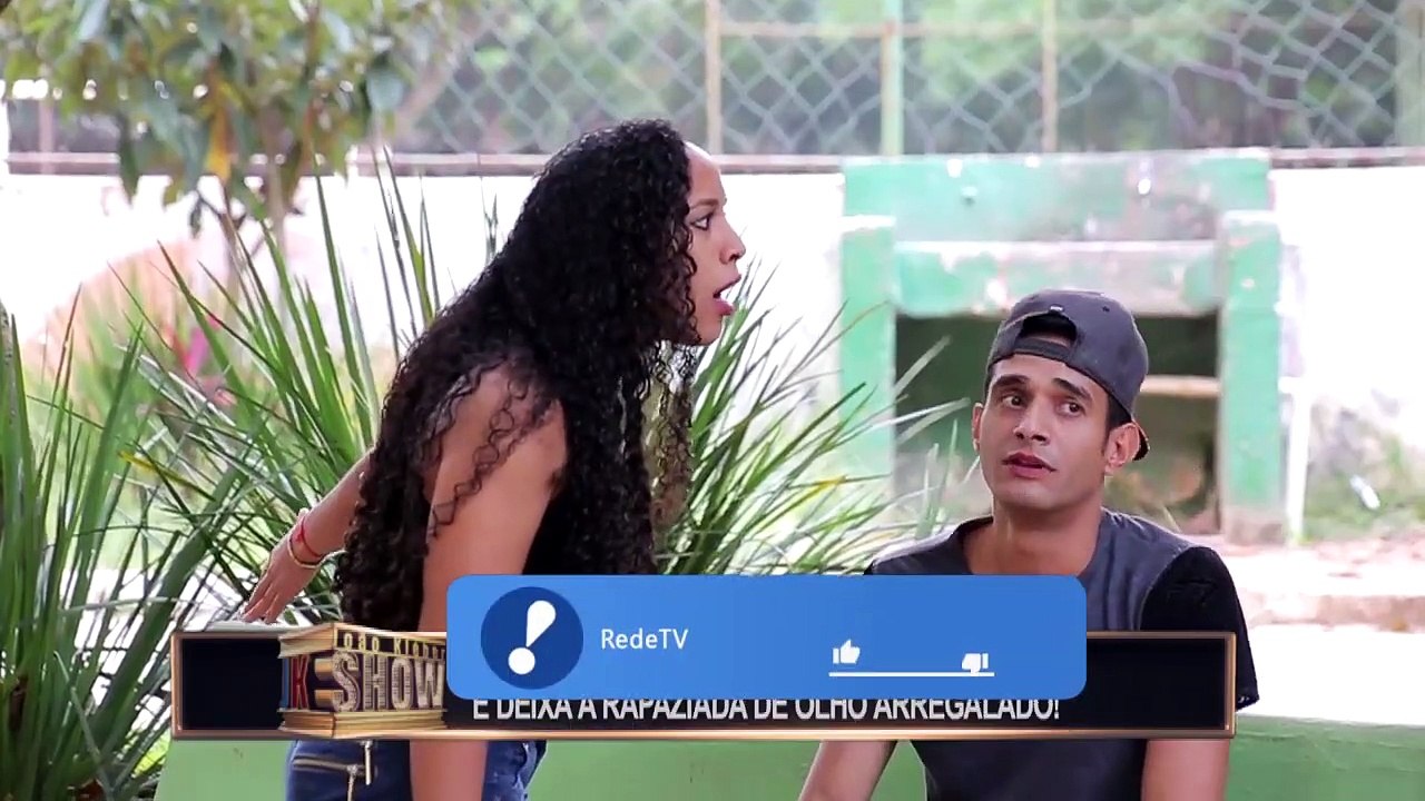 HOMENS FICAM DE OLHOS ARREGALADOS AO VEREM JARDINEIRA GATA CUIDANDO DO JARDIM