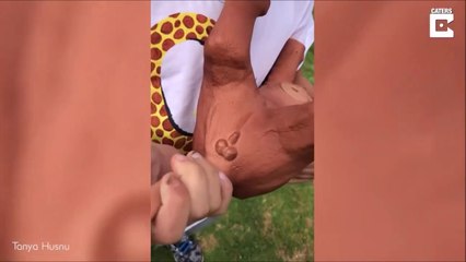 Une maman choquée par ce qu'il y a sous la queue de la figurine de lion de son fils