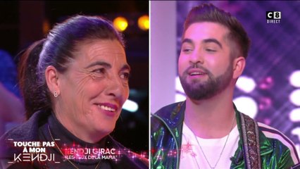 Kendji chante "Les yeux de la mama" face à sa mère