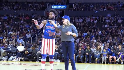 Oscar ödüllü oyuncu Reese Witherspoon'a Harlem Globtrotters gösterisinde sürpriz dans teklifi