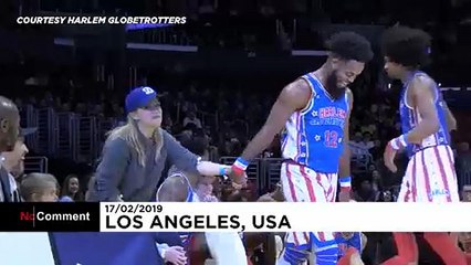 Reese Witherspoon dança no espetáculo dos Harlem Globetrotters