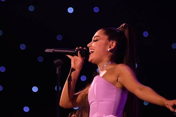 Video herunterladen: Ariana Grande Achieves Beatles' Record on 'Billboard' Hot 100