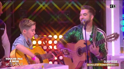 Kendji chante "Color Gitano" avec l'un de ses fans !