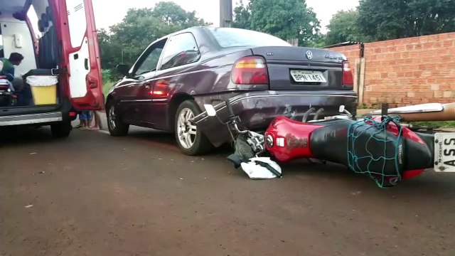 Ocupantes de moto ficam feridos em colisão traseira