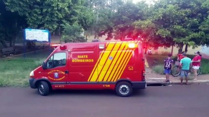 Homem fica ferido ao cair jogando futebol