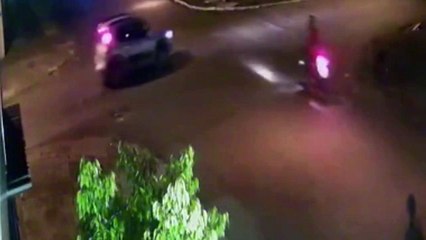 Câmera flagra motociclista caindo para evitar colisão com carro