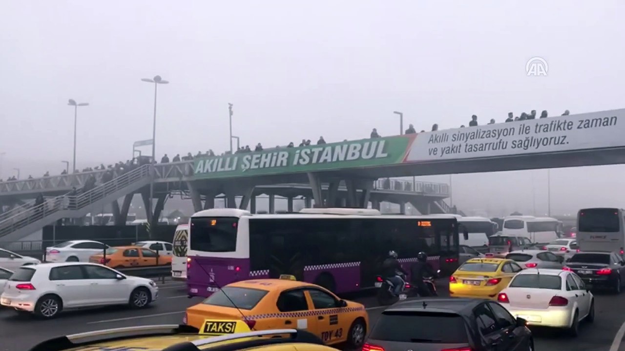 Sis nedeniyle trafik yoğunluğu yaşandı, deniz ulaşımı aksadı - İSTANBUL
