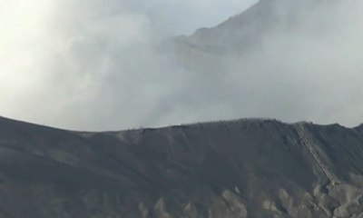 Asap dan Abu Erupsi Gunung Bromo Kian Pekat