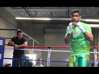 CANELO v KHAN - AMIR KHAN SHADOW BOXING AS OSCAR DE LA HOYA WATCHES ON / @ VIRGIL HUNTER'S GYM