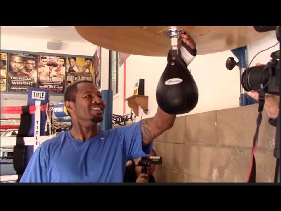 INCREDIBLE!! - SHANE MOSLEY BREAKS SPEED BALL AS ROBERTO DURAN BURSTS OUT LAUGHING (UNSEEN)