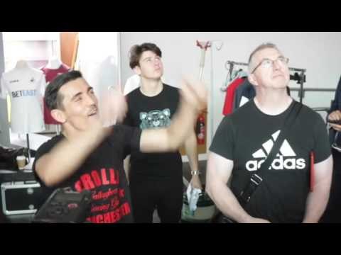 ANTHONY CROLLA & JORGE LINARES EMBRACE AT OPEN WORKOUTS / CROLLA v LINARES