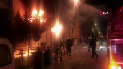 Mahalle marketi alev alev yandı