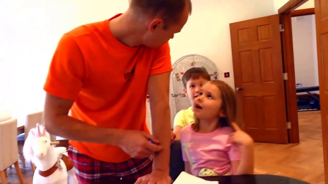 الاطفال الخرقاء أطفال صعب ألعاب طفل مضحك الحوادث - أمي صدمت! | | طفل رضيع د | حب الاطفال أطفال مضحك ضد شبح - جوني جوني أغاني الحضانة قافية وتعلم الألوان للأطفال - جوني جوني القوافي تعلم الألوان مع عائلة Gombal كاندي أطفال فنجر الأسرة  КАТЯ И МАКС с Папой