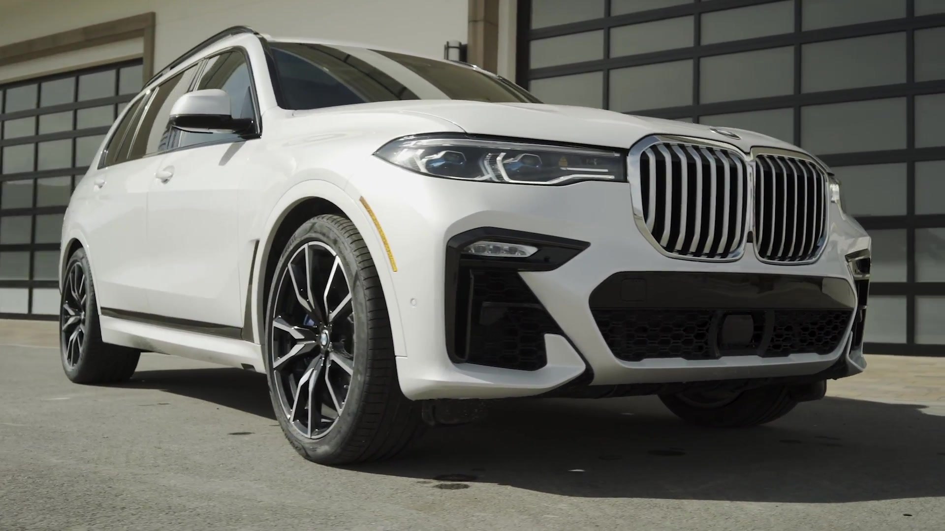 Bmw X7 Xdrive 50i Design In String White Video Dailymotion