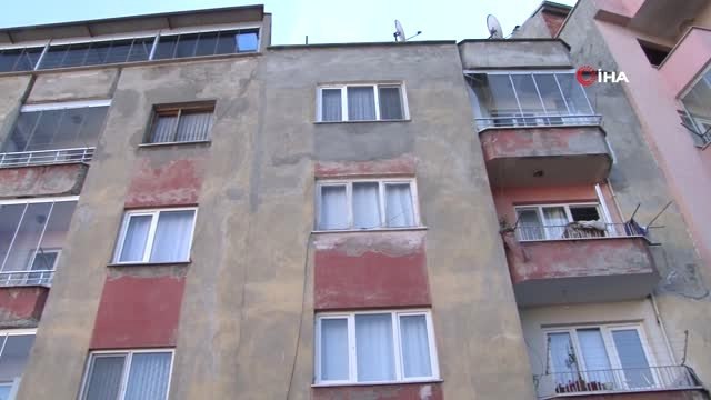 Trabzon'da Çatlaklar Nedeniyle Boşaltılan 4 Katlı Binada İncelemeler Sürüyor