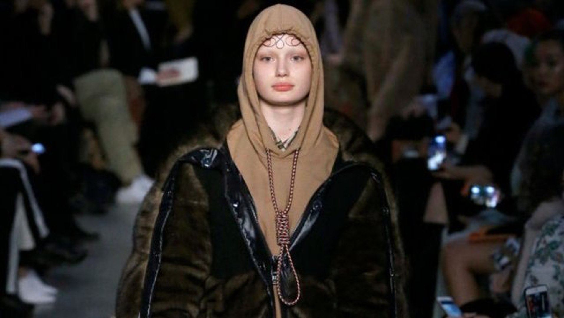 ⁣Moda Devi Burberry İntihar Çağrışımlı Tasarımı İçin Özür Diledi