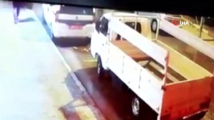 Kendi kendine hareket eden kamyonet 2 araca çarptı