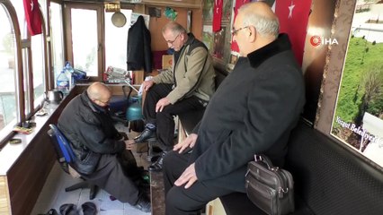 2 metrekarede geçen 25 yıl...Ayakkabı boyayarak evinin geçimini sağlıyor