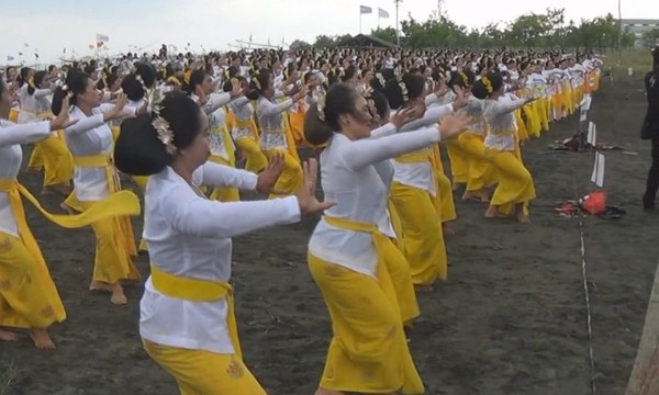 Lestarikan Adat, Ribuan Orang Tari Rejang Massal
