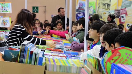 Harçlıklarını biriktiren minikler kitap fuarında - SAMSUN