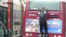 Autobus pieno a Roma: un uomo si arrampica sul mezzo Atac  | Notizie.it
