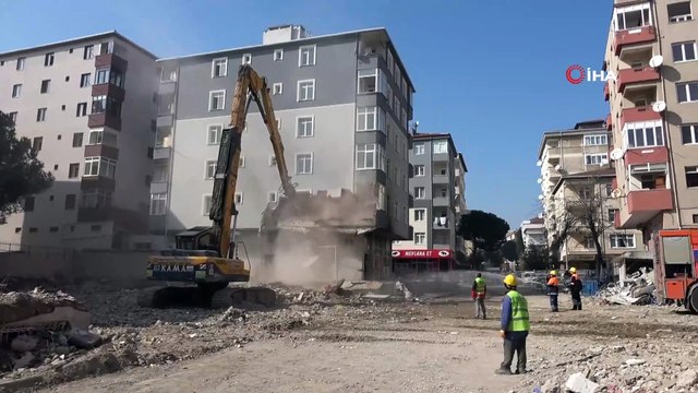 Kartal’da çöken binanın yanında bulunan riskli binaların yıkımına başlandı