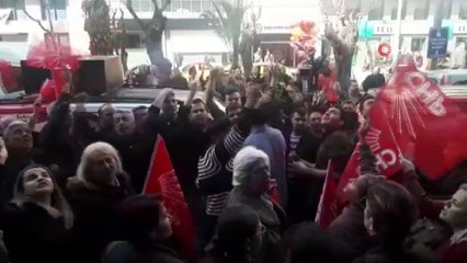 CHP İzmir İl Başkanlığı karıştı, televizyonu yumrukladılar