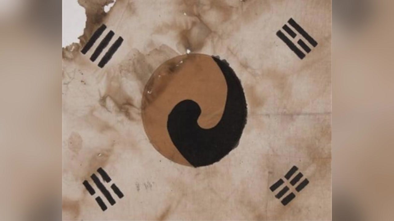 [서울] 일장기 위에 그린 '진관사 태극기' 통일로에 게양 / YTN