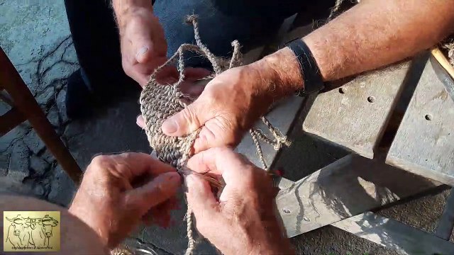Fabrication de Frindes , filets vire-mouches destinés aux boeufs et vaches d'attelage, partie 2
