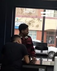 Premier tatouage : il hurle dans le salon, encouragé par sa femme !