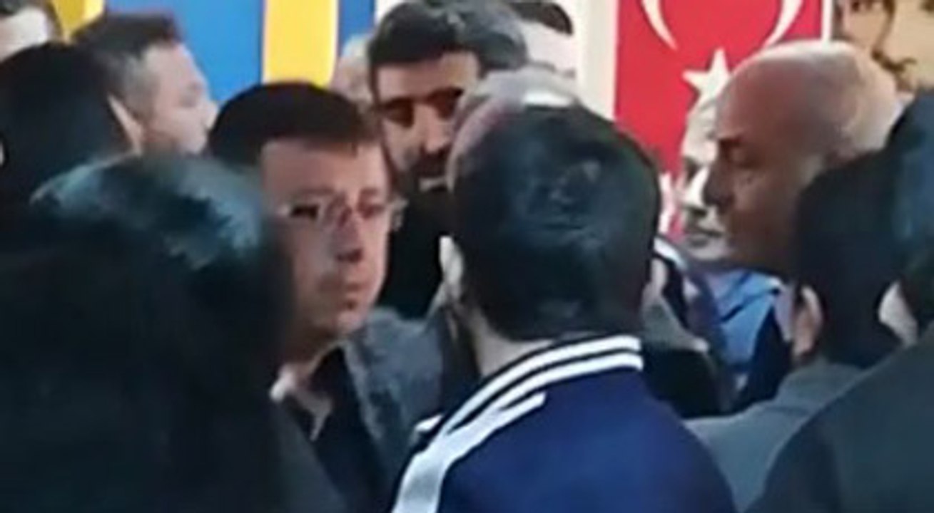 AKP'li Başkan Yardımcısı AKP binasını bastı