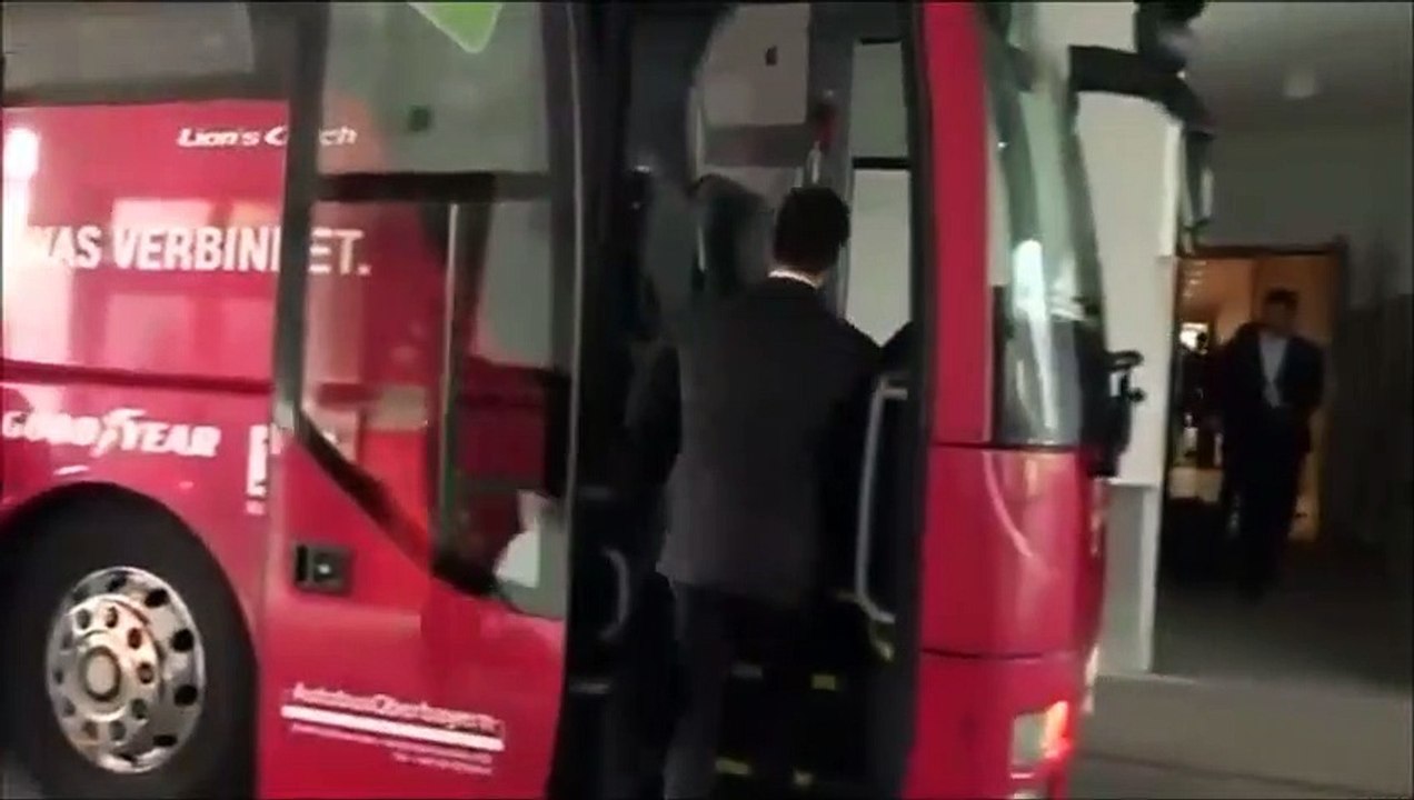 Mats Hummels drops his coffee - hilarious reaction by Thomas Muller