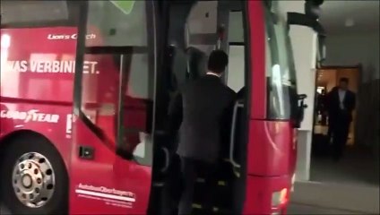 Mats Hummels drops his coffee - hilarious reaction by Thomas Muller