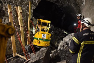 Les secouristes du Sdis 04 en intervention devant le tunnel de Moriez