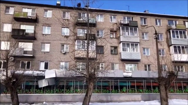 Grosse boulette en déneigeant le toit de cet immeuble... Oups